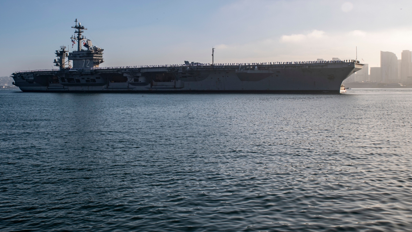 USS Abraham Lincoln (CVN 72), namumunong barko ng Abraham Lincoln Carrier Strike Group, noong Agosto 11, 2022 matapos ang pagpakat nito sa Indo-Pacific (US Navy)