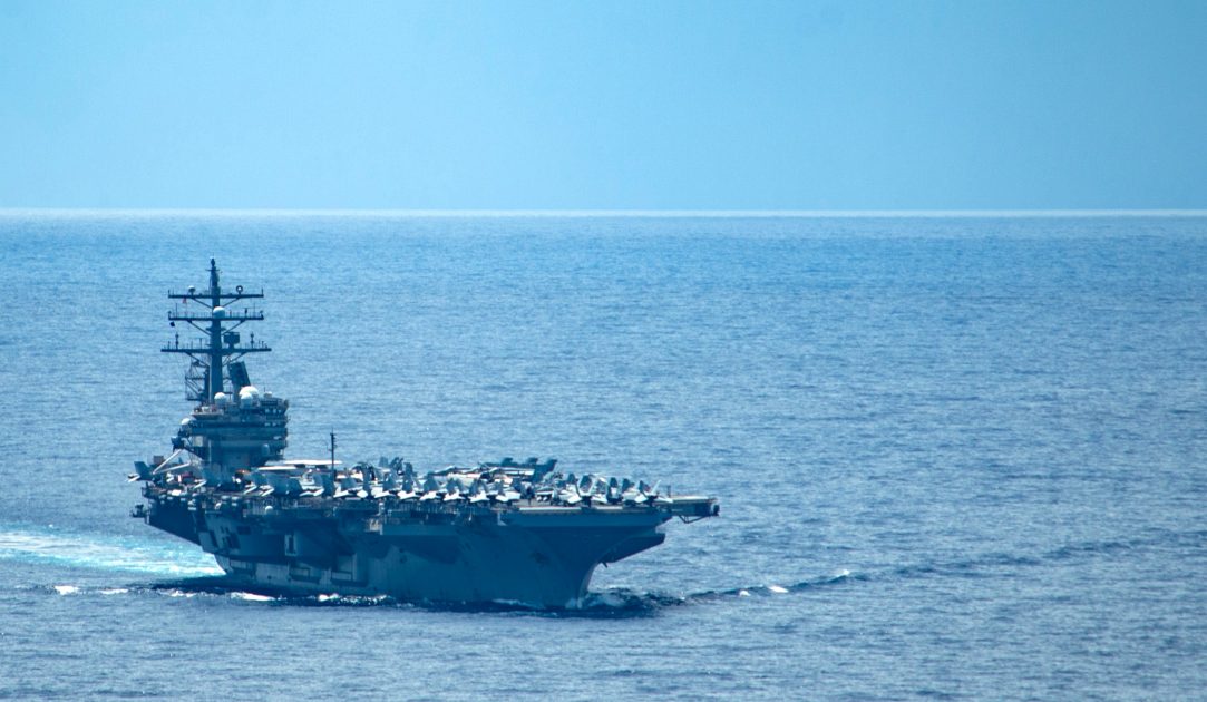 USS Ronald Reagan (CVN-76) habang bumabyahe sa Balabac Strait at patungo sa South China Sea noong Hulyo 12, 2022 (US Navy)